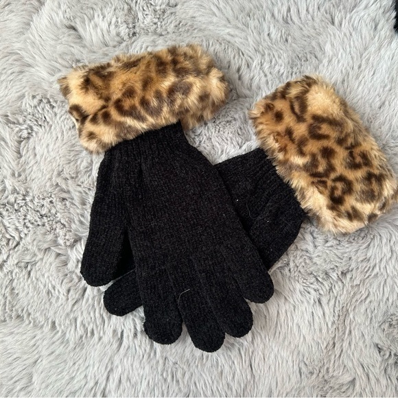 ✨NWOT winter ❄️ black leopard 🐆 snow knit gloves 🧤 - Picture 1 of 6